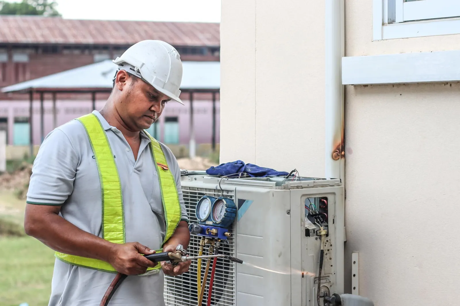 Électricien professionnel réparant un climatiseur